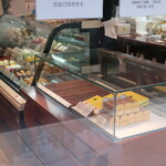 フランス菓子 パティシエ ショコラティエ イナムラショウゾウ - 店内は撮影禁止なので、店の外から撮影