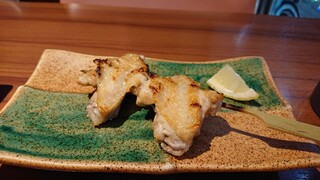 Kushiyaki Kyoudo Ryouri Sakanaya Ginsui - 鶏手羽(塩)基本味のセンスは良いお店さんです。