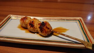 Kushiyaki Kyoudo Ryouri Sakanaya Ginsui - つくね(タレ)これもくどすぎない。でも、肉団子自体はもしかしたら既製品なのかも。