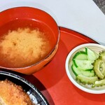 山屋 - 味噌汁に漬物