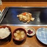 おこのみ屋 ももたろう - 料理写真:焼きそばから、ご飯、味噌汁、お漬物はセルフ