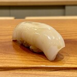 鮨竹 - スミイカ
            つまみでゲソをいただきましたが、その柔らかさそのままに、煮切りの塗り方も軽く、スミイカとシャリのバランスを邪魔しない仕立てがなんと良い事か！
            心地良い美味しさ、そんな印象です。