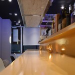 cafe&bar Astronote - 店内は白壁にナチュラルウッドのカウンター等で穏やかな雰囲気、青い光は宇宙を模しているからでしょうか？ 
お席はカウンター8席、テーブル4席×1卓の合計12席