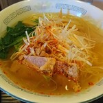 Oyama No Hatake - 透き通る様な淡い色合いの鶏清湯スープに特製辛味調味料の赤が映える。