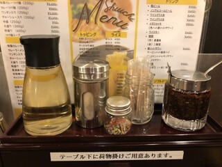 Shuu Ichi - 卓上調味料。お酢、胡椒、辣油