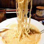 壱鵠堂 - 白味噌らーめん 720円
            
            麺
            淡黄色な弱縮れで、加水多めなモッチリ。
            よく味噌ラーメ 合わせられるタイプ。