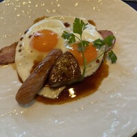 クランマラン - 朝食のフォアグラ乗せ目玉焼き。
