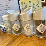 Tempura Shinjuku Tsunahachi - いろんな塩