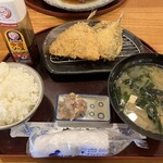 海鮮居酒屋 山傳丸 - アジフライとイカメンチ定食880えん(この日はアジフライのみ)