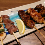 炭火と笑いの台所 とりすけ 難波本店 - 丹波鶏串焼き5本盛り(850円)