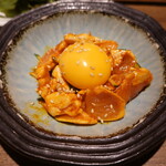炭火と笑いの台所 とりすけ 難波本店 - 丹波鶏ささみユッケ(780円)