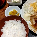 鍛冶屋 文蔵 - 生姜焼き定食の左側