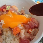 魚まる食堂 - 奥義、黄身割り～拡げすぎて下手くそ。