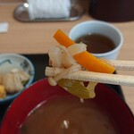 魚まる食堂 - 具沢山なお汁。お野菜、キノコ、つくねなど。