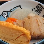 魚まる食堂 - 煮物と玉子焼き。