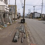 魚まる食堂 - お店さん前。がら～ん。必要に駈られて通る道。お散歩好きだけど、ここはそそられないかなぁ。車のための道。