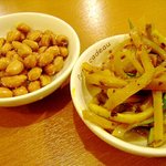 長江 - 突き出しのピーナッツとお漬物