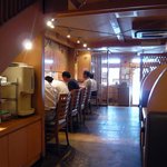 麺酒屋 蛸料理 一龍亭 - 店内の風景です。奥のテーブル席から入口方面を撮っています。