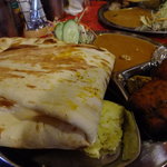 ネパールキッチン　カトマンドゥ - ナンを捲ると、タンドリーチキンとご飯が隠れていた。