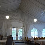 モンゴルのパオのような大型テントの建物です。