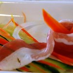 ココ・ファーム・カフェ - （前菜アップ）プロシュートで巻いてあるのは人参のピクルス