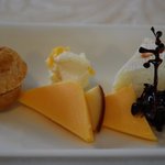 ココ・ファーム・カフェ - （前菜アップ）チーズのアミューズと葡萄を生育途中で長さをカットしたものを甘く煮詰めたもの