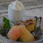 ココ・ファーム・カフェ - パプリカと人参とトマトのケーキ、桃、ソフトクリーム添え
