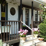 ラ・ターブル・ド・トリウミ - ステップを上がって入口へ。