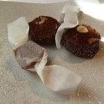 ラ・ターブル・ド・トリウミ - 小菓子（塩キャラメル・マカデミアンナッツのクッキー）