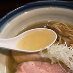 らーめん奏 - しおラーメンのスープ