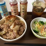 すき家 - ◉すきやき牛丼（並）600円（税込）サラダ160円