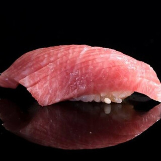 Enjoy carefully selected natural tuna from Yamayuki, a famous restaurant purveyor.