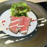 神戸牛 個室 ステーキ 吉祥 - 最高級黒毛和牛を使用したローストビーフのサラダ　西洋わさびのクリーム