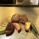 神戸牛 個室 ステーキ 吉祥 - ・新鮮野菜の鉄板焼き（紅くるり大根、ステーキ椎茸、鳴門金時、青茄子、オクラ）
      ・鹿児島県産黒華牛サーロイン50g
      ・仙台牛フィレ50g