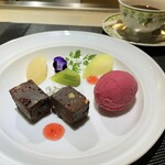 神戸牛 個室 ステーキ 吉祥 - チョコレートブラウニーとブドウのシャーベット　なしのコンポートとキウイとメロン