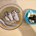 magari - スープの色が2色に分かれてるのは「牡蠣ペースト」と「煮干しスープ」でした。※色の濃いのが牡蠣ペースト