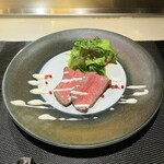 神戸牛 個室 ステーキ 吉祥 - 最高級黒毛和牛を使用したローストビーフのサラダ　西洋わさびのクリーム