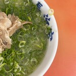 元祖ラーメン長浜家 - ラーメン（500円）のベタカタねぎ増し　右