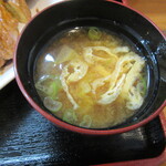 となりの食堂 - 沈んで見えないが　キャベツの味噌汁