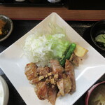 となりの食堂 - 肉厚だが柔らかく　簡単に噛み切れる