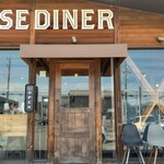 BASE Diner - 店の入り口