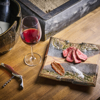 伊勢海老料理、囲炉裏料理、一品料理、アラカルトも充実