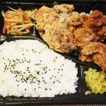 竈の一歩 - 料理写真:唐揚げ弁当750円(右手前は沢庵の細切り)