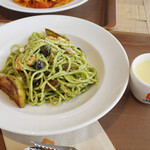 カフェファディ - 料理写真:海老とじゃがいものバジルソースパスタ スープ付(750円) ※9月の限定メニュー