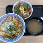 Yoshinoya - 親子丼・並547円、 生野菜サラダ・みそ汁セット206円