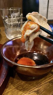 Ojisanto Nihonshu - インスタでバズっていた『芳寿豚豚バラ炙り 龍の卵卵黄ポン酢で』