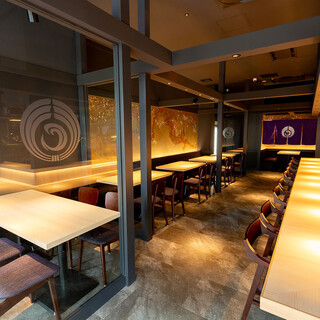 和モダンな落ち着いきのある広々とした店内