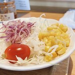 肉丼本舗 - キャベツ2種、コーン、ミニトマト