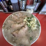 博多だるま - チャーシューは多めです。ニンニクはラーメンに良く合います。