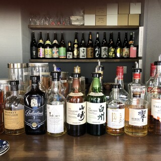 精選的燒酒和各種日本酒引以為豪珍貴的品牌在店內黑板上